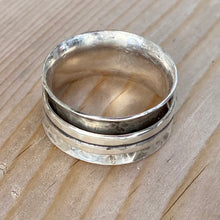 Load image into Gallery viewer, Spinner ring in sterling silver ring - size 7